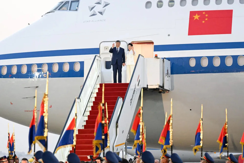 习近平抵达开罗对埃及进行国事访问.jpg